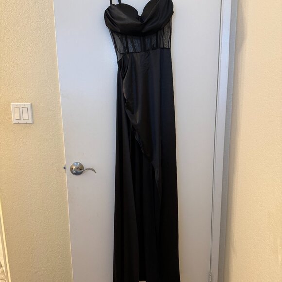 Formal Windsor gown - Picture 4 of 6